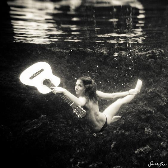 sarah lee fotografia mulheres subaquáticas mar água
