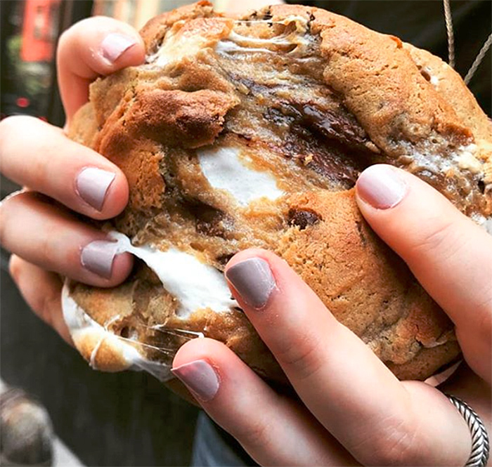 Licor de Cacau World’s Best Cookies Dough serve massa crua de cookies