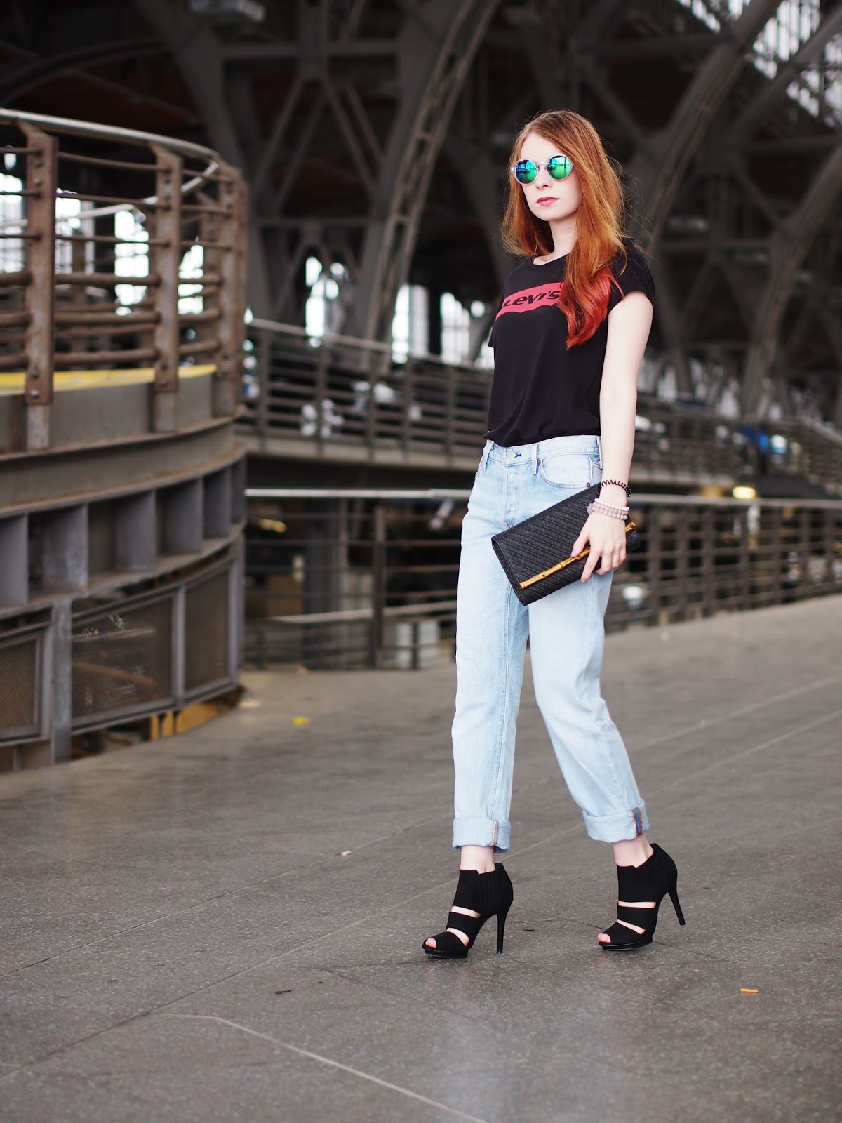 Outfit: Levi´s 501 Mom Jeans und Shirt | The Fashionable Blog