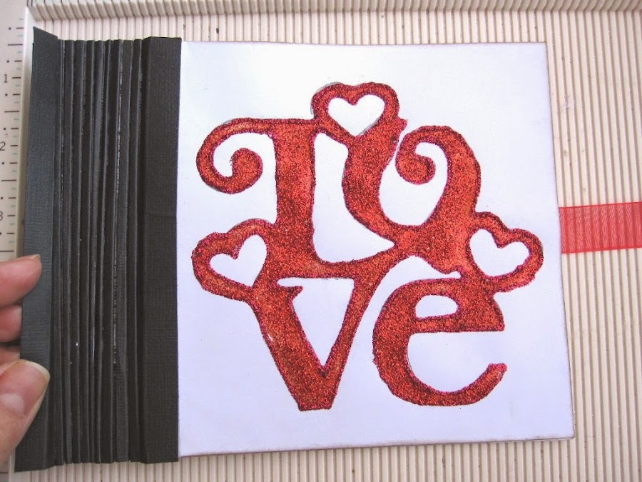 paso 6b tutorial mini-álbum scrapbook, vista de portada con cinta de gasa para cierre y cómo queda la parte exterior del lomo