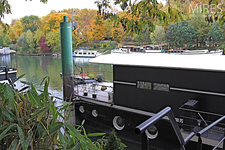 Renée Finberg ' TELLS ALL ' in her blog of her Adventures in Design Living on a barge in France