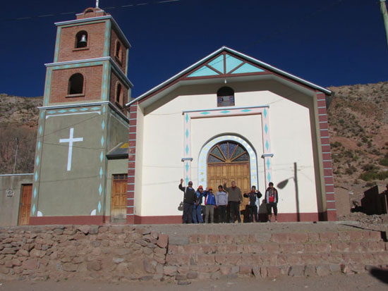 Gruppenfoto vor der Pfarrkirche in San Antonio de Esmoruco die P. Claus CP4BT erbaut hat. Wir grüssen ihn auch via Internet, er ist oft auf der Homepage von Esmoraca & Talina. Nach Esmoruco brauchten wir knapp die 5 Stunden mit dem Pfarrei Toyo.