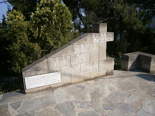 ταφικό μνημείο του Γιάννη Σκαρίμπα στη Χαλκίδα