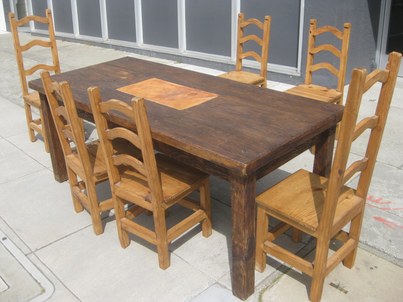 UHURU FURNITURE & COLLECTIBLES SOLD Table and Chairs 325