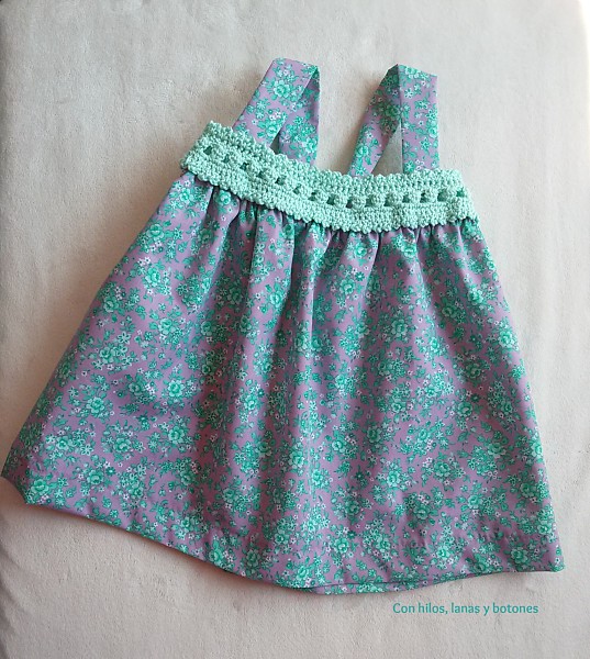 Con hilos, lanas y botones: vestido con canesú de ganchillo para bebé | baby crochet + fabric dress