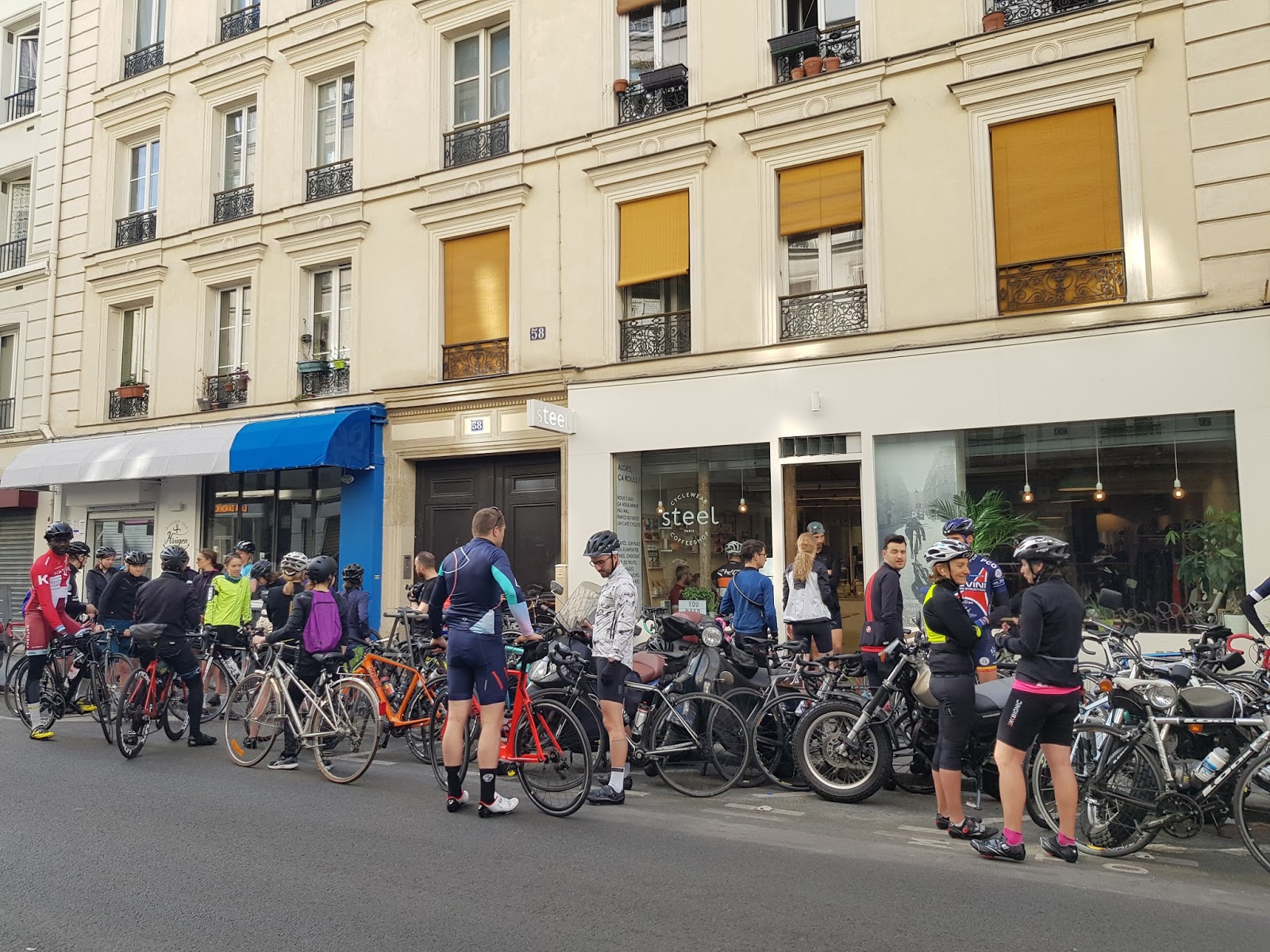 Le Premier Degre Et Demi Velo A Paris Rouler En Groupe Ou Rouler Seul