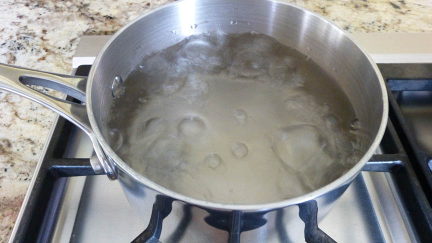 Заварка тест. Помешивать на медленном огне. Boiling Pan. Тесто сваренное в воде круглой форме. Что будет если сварить тесто.