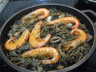 Cazuela de fideos negros con gambas.