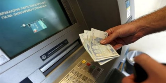 Πρέβεζα: Βρήκε στο ATM πιστωτική και την παρέδωσε στην Αστυνομία