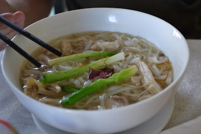 sopa de pho ga, uno de los platos que comer en vietnam
