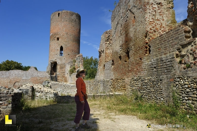 valérie blachier devant le donjon du château de Bressieux photo Pascal Blachier