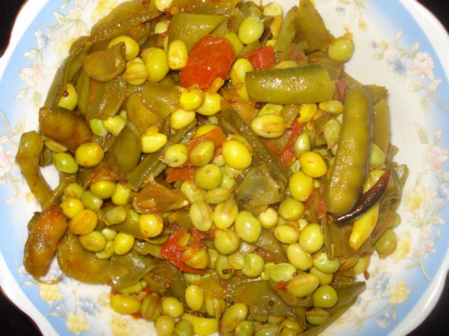 Harika's Recipes: Broad Beans(Chikkudukaya) Tomato Curry