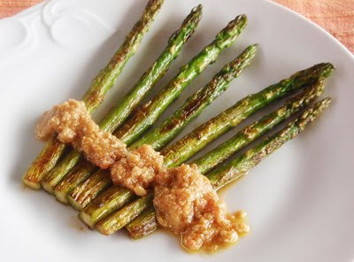 espárragos verdes con salsa de piñones