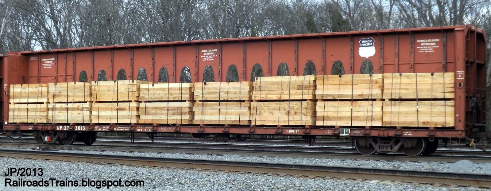 Поезд вагон тонны. Вагон для перевозки пиломатериалов. Вагоны для перевозки досок. Пиломатериалы в вагоне. Перевозка древесины в полувагонах.