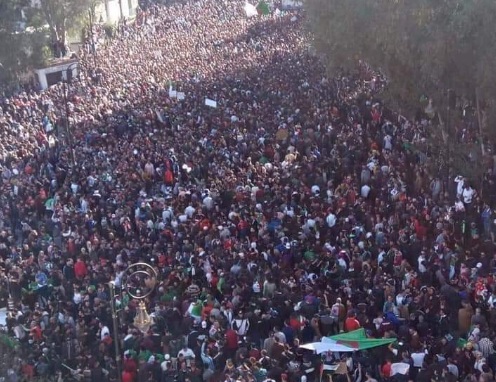 استمرار المسيرات السلمية المطالبة بالتغيير الجذري لخامس جمعة