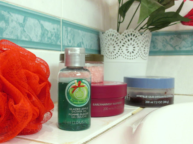 pamper routine 2016, The Body Shop body wash, The Body Shop scrub, The Body Shop body butter, Grace Cole bath soak