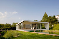 modelo de casa moderna blanca con grandes ventanales un piso