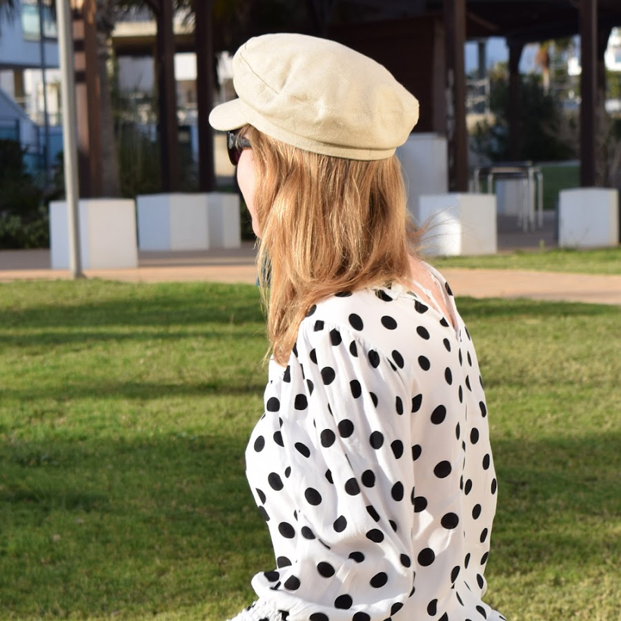 Cómo combinar una blusa de lunares