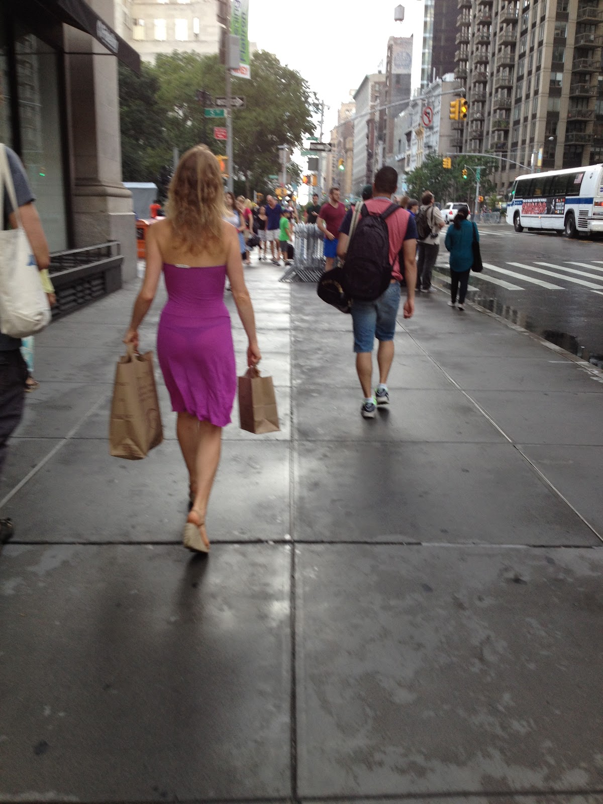 La Comadreja Esniki: The Thong Song