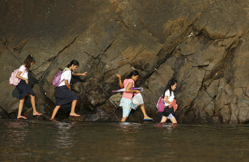 30 Beautiful Pictures Of Girls Going To School Around The World - Philippines