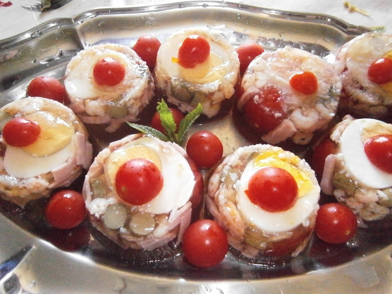 Aspics aux oeufs, tomates cerise, jambon