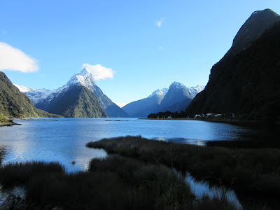 Fiordo Milford Sound y pico Mitre. Parque Nacional Fiordland, Nueva Zelanda Fiordo Milford Sound y pico Mitre. Parque Nacional Fiordland, Nueva Zelanda