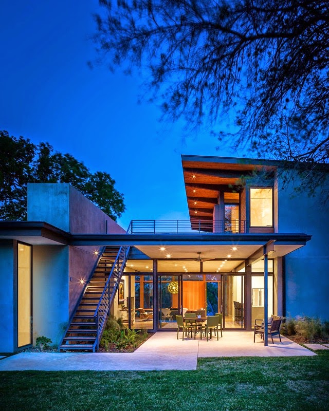 Hogares Frescos: Moderna Casa en Texas descubriendo vistas del centro