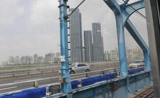 Seoul - Fahrt mit der Metro, oberirdisch Seoul - Fahrt mit der Metro, oberirdisch