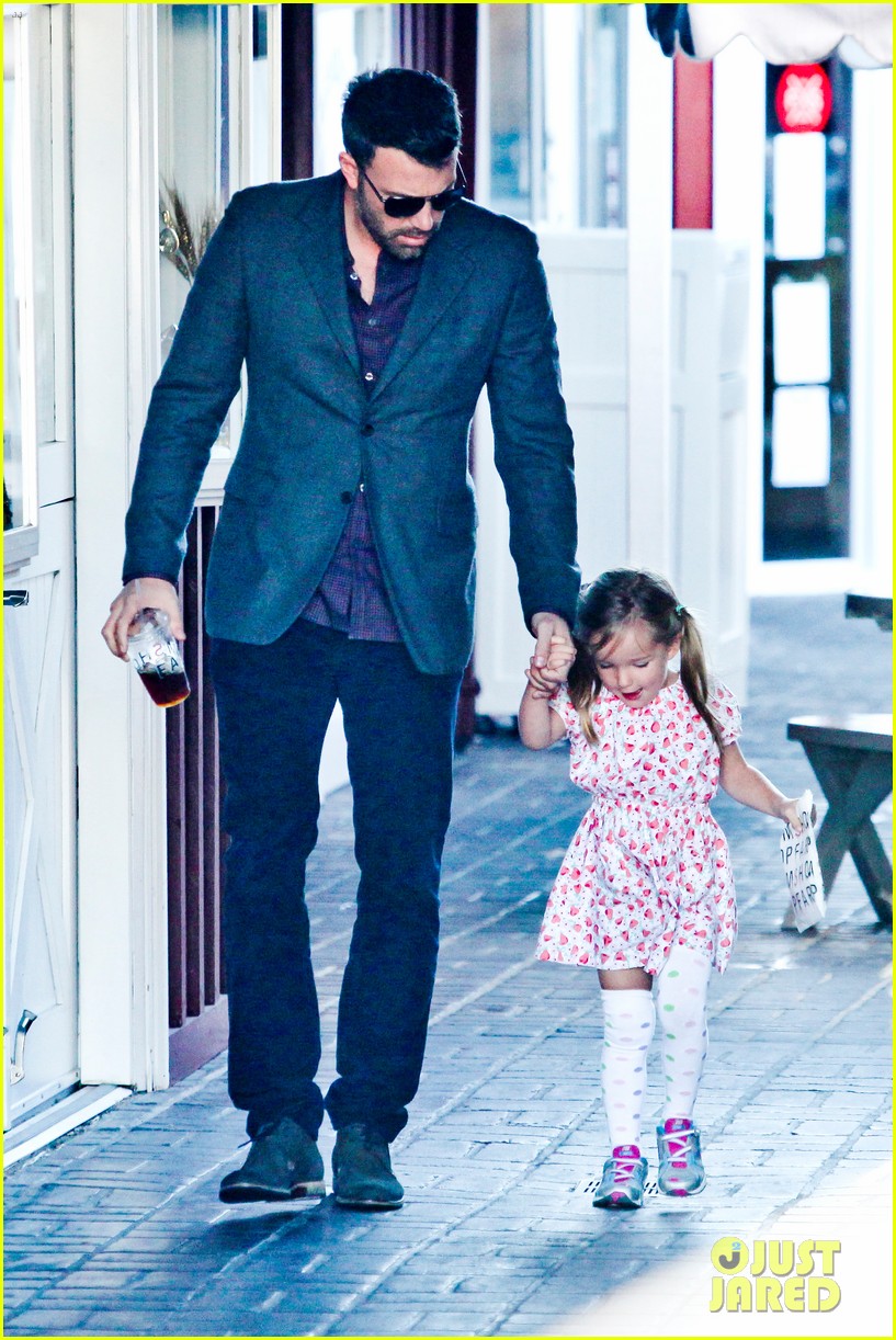 объятия ребенка и взрослого. мужчина с ребенком. сын выше отца. сын выше отца. сын выше отца.