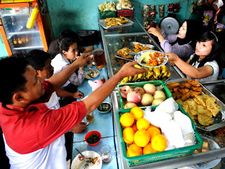 Hukum Berjualan Makanan di Bulan Puasa Hukum Berjualan Makanan di Bulan Puasa