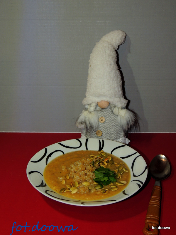 Zupa krem z topinamburu, pasternaku z prażonycmi pestkami dyni i komosą ryżową