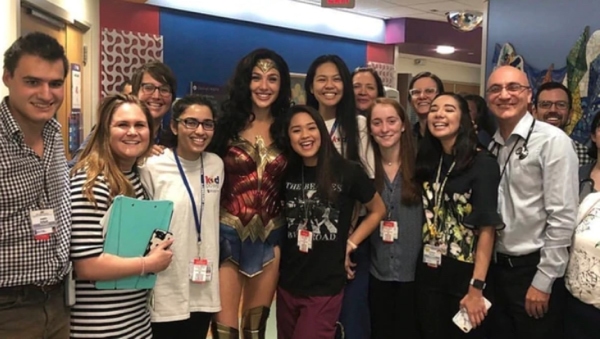 Gal Gadot visitó a niños con cáncer vestida de "Mujer Maravilla" Gal Gadot visitó a niños con cáncer vestida de "Mujer Maravilla"