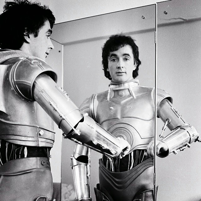 Anthony Daniels dressed as C3PO without his head