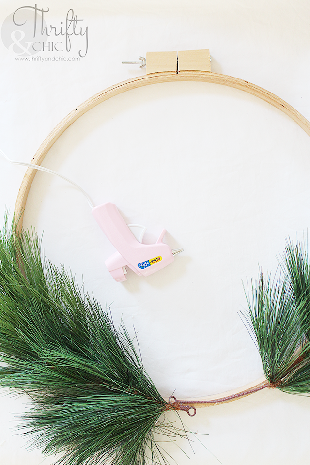 DIY Christmas wreath made with an embroidery hoop. DIY Christmas decor and decorating ideas. Farmhouse Christmas ideas