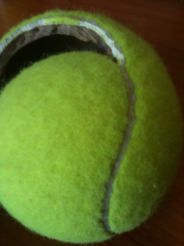 CLOPYPASTE Σε τί μπορεί να χρησιμεύσει ένα σπασμένο μπαλάκι του τένις (;)