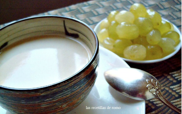 "Ajo blanco con uvas"