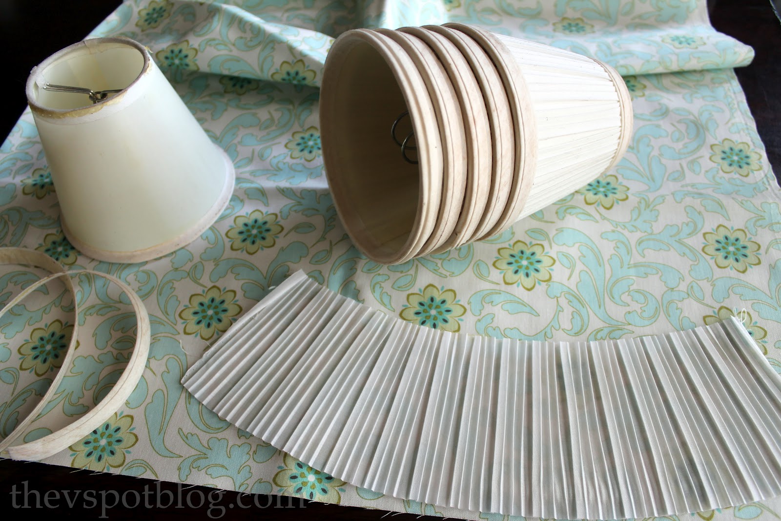 Upcycling Boring Lampshades With Fabric Spray Paint And A Glue Gun Upcycling Boring Lampshades With Fabric Spray Paint And A Glue Gun