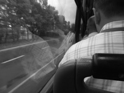 reflexos de um passageiro na janela de um ônibus