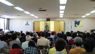 講演会講師・三遊亭楽春の笑いと健康の講演会の風景。 講演会講師・三遊亭楽春の笑いと健康の講演会の風景。
