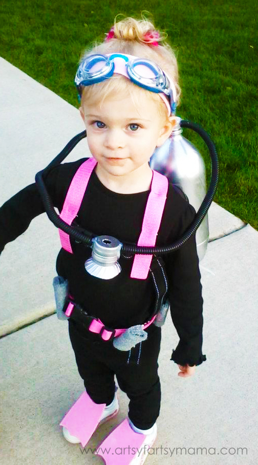 DIY Scuba Diver Halloween Costume at artsyfartsymama.com #Halloween