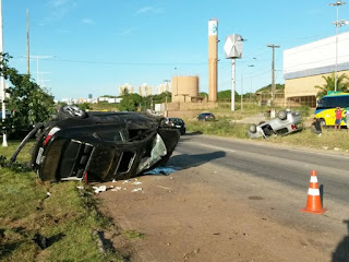 Carros colidiram e capotaram em frente ao Sam's Clube, na BR-101, no sentido Natal-Parnamirim (Foto: Muriu Mesquita/Inter TV Cabugi)