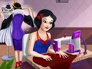 Snow White Modern Design Rivals Disfruta del nuevo juego de Disney llamado Snow White Modern Design Rivals.
Había una vez una princesa cuyo sueño era convertirse en una famosa diseñadora de moda, pero su malvada madrastra intentará hacer todo lo posible para entorpecer su camino. Juega con Blancanieves en el estudio y ayudala a crear un hermoso vestido sin que su madrastra se de cuenta. Termina los diseños en tiempo sin ser descubierta para que Blancanieves pueda cumplir su sueño.