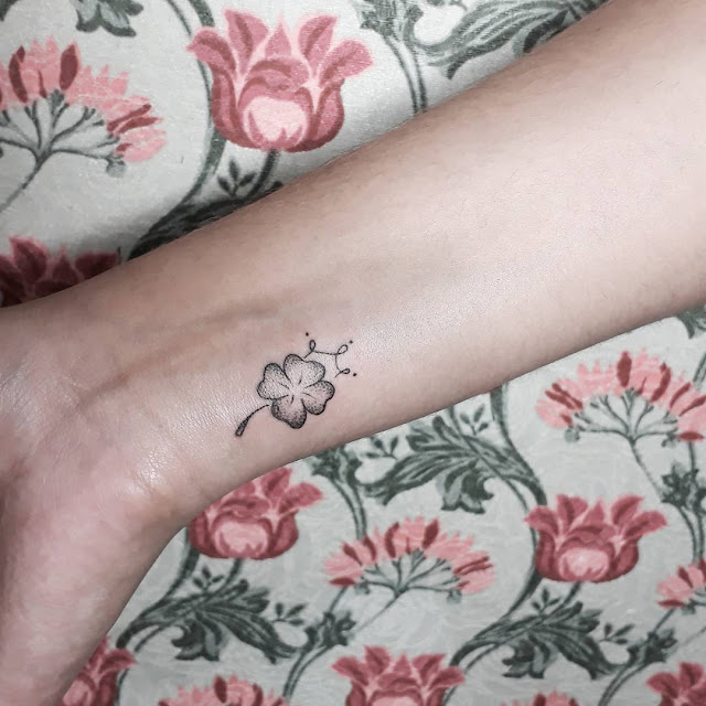 tatuagens femininas de trevo de quatro folhas tatuagens femininas de trevo de quatro folhas