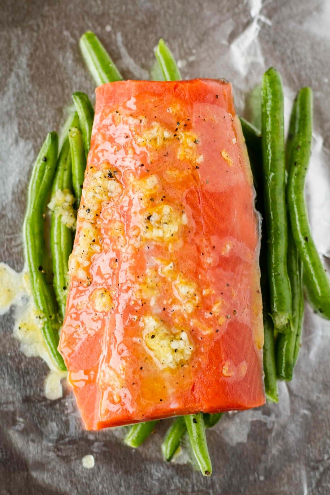 Grilled lemony garlic butter Salmon in foil packets with green beans