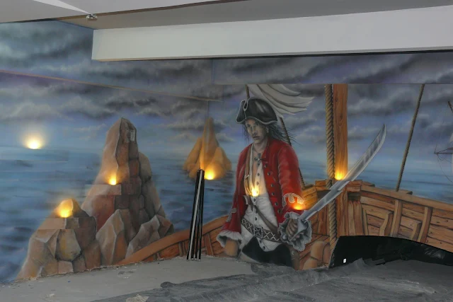 Artystyczne malowanie ściany w kręgielni, obraz o tematyce pirackiej, mural 3D
