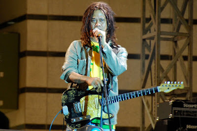 Biografi Tony Q Rastafara Biografi Tony Q Rastafara Tony Waluyo Sukmoasih (populer dengan nama Tony Q atau Tony Q Rastafara; lahir di Semarang, Jawa Tengah, 27 April 1961; umur 48 tahun) adalah seorang penyanyi Indonesia beraliran reggae yang telah aktif di ragam tersebut sejak tahun 1989. Dia bersama grup musiknya Rastafara mempopulerkan istilah “rambut gimbal” (gaya rambut dreadlock) di Indonesia lewat lagu dengan judul yang sama pada tahun 1996. Tony Q telah menjadi ikon musik reggae Indonesia. Dia dianggap sebagai pelopor reggae di Indonesia, karena dia tak hanya berkecimpung di ragam tersebut sejak lama, namun juga mengembangkan karakter musik reggaenya sendiri, dimana dia memasukkan banyak unsur tradisional Indonesia ke musiknya, dan mengangkat tema-tema khas Indonesia dalam musiknya Tony Q adalah seorang lulusan STM Perkapalan di Semarang. Sebelum terjun ke dunia musik, pada tahun 1980 Tony Q pernah bekerja selama enam bulan di bagian quality control (pengendalian mutu) di sebuah pabrik pengalengan milik perusahaan Singapura di Cakung, Jakarta Timur. Namun kemudian dia meninggalkan pekerjaan tersebut dan memilih untuk menjadi pengamen di jalanan dan seorang musisi, menghadapi tentangan keras keluarganya. Dia sempat menjadi pengamen selama lima sampai enam tahun di daerah Blok M, Jakarta. Menurut wawancara