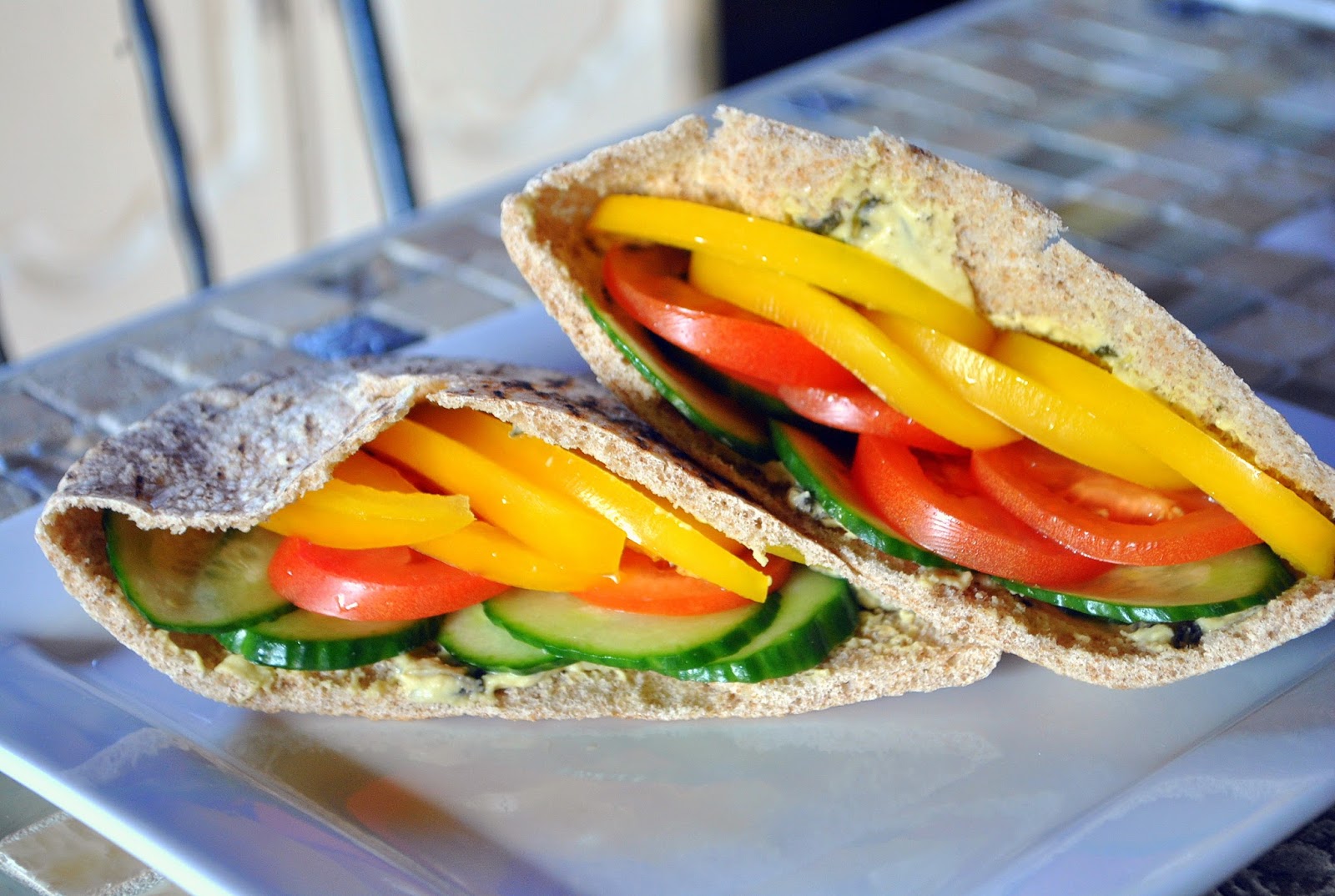 Veggie Pita Sandwich (Sanduíche de Pita com Vegetais) - The Green Dish Blog