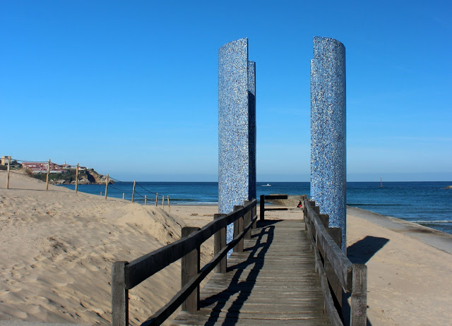 Monumento en la playa de la Concha de Suances