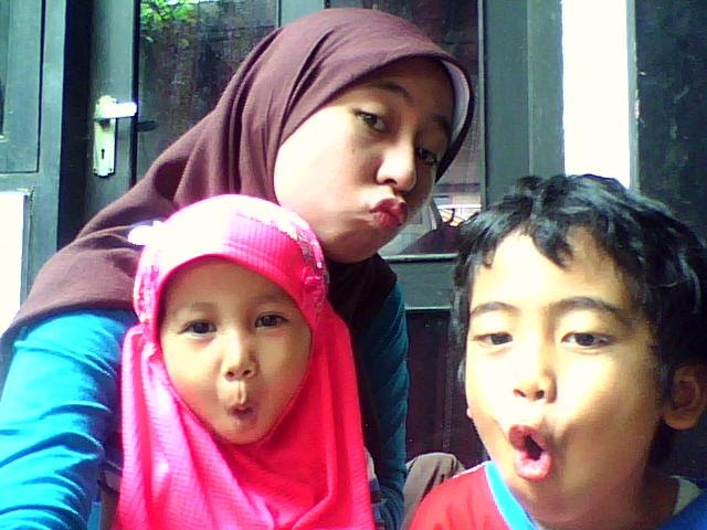 Catatan Ria: Tante dan Keponakan sama Narsis