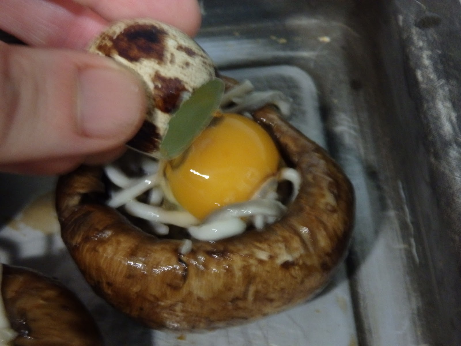 OSUKAA IS COOKING PORTOBELLOS RELLENOS DE GULAS AL AJILLO Y HUEVO DE